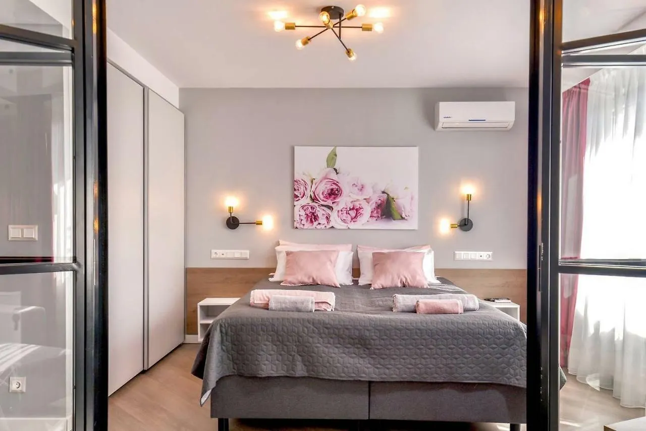 Rose One Bedroom Designer Apartment In City Centre By Flat Mаnager Sofya Bulgaristan