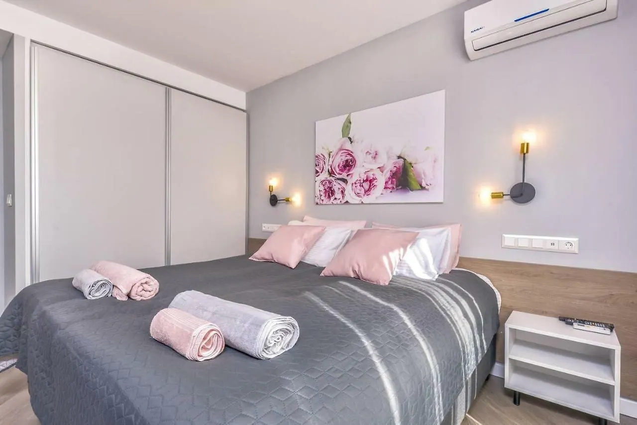 Rose One Bedroom Designer Apartment In City Centre By Flat Mаnager Sofya 0*,  Bulgaristan