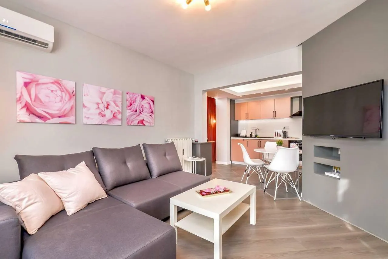 Rose One Bedroom Designer Apartment In City Centre By Flat Mаnager Sofya Bulgaristan