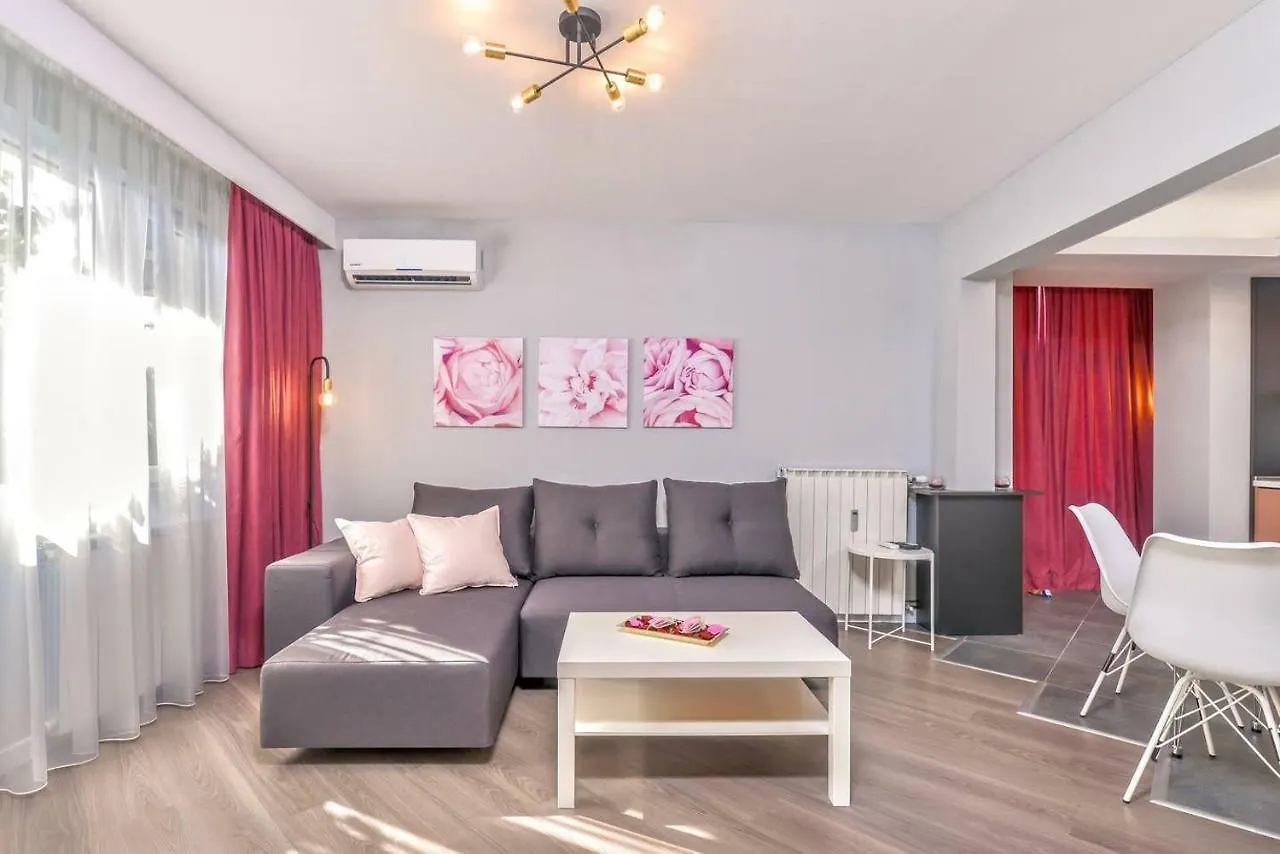 Rose One Bedroom Designer Apartment In City Centre By Flat Mаnager Sofya